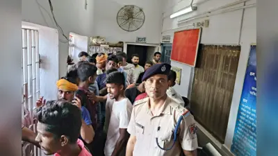 बक्सर में हेलमेट सवारों को गुलाब देकर स्वागत किया, न पहनने वालों के बीच बांटे हेलमेट